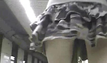 Zittend op de lesbische seksfilm lamp raakte de kleine trap