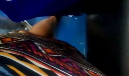 Zonder je schoenen uit te doen, ga op seksfilm gratis de bank liggen om te masturberen.