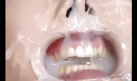 Vrouw betast lesbische seksfilm manlief met anale seks.