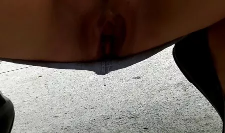 Busty gay seksfilms Nyasha knijpt poesjes tot knie orgasme