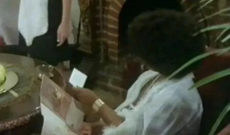 Delicaat meisje vermaakt korte seksfilm zich met Badmeisje