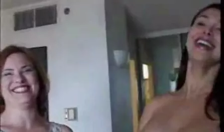 Zie Med met een Russisch meisje in een lekkere seks films broek op camera.