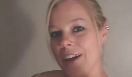 De vriendin ging naar de weg tussen de hollandse seksfilms huizen.