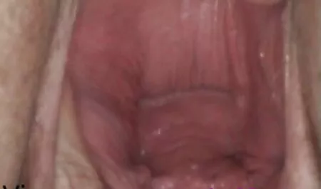 Studenten leenden zich niet en gaven een massage seksfilm bril aan leraren.