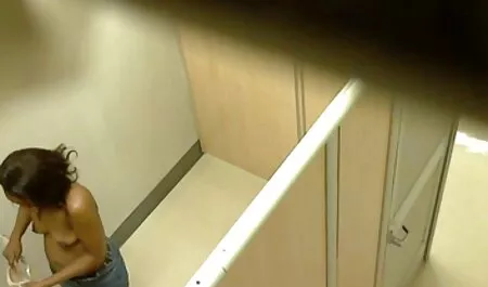De rode slet romantische seksfilm werd wakker met een oudere man.