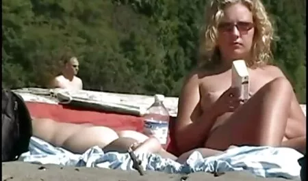 Een intelligente en gehoorzame seksfilms kijken vrouw die doet wat de coach zegt