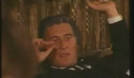 Fallus gooide zichzelf uit zijn Panty. trio seksfilms