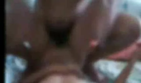De seksfilm 123 geit gooide een dikke lul direct in de mond die speeksel achterlaat.