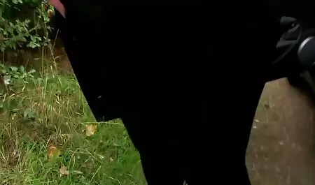 Jonge verpleegster wordt geüniformeerd om vintage seksfilms te neuken