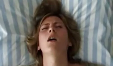 Het meisje had anale gratis seksfilms bekijken triootjes.