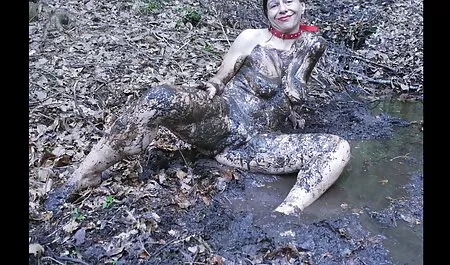 Valia gay seksfilms masseert dildo en masturbeert naast kanker.