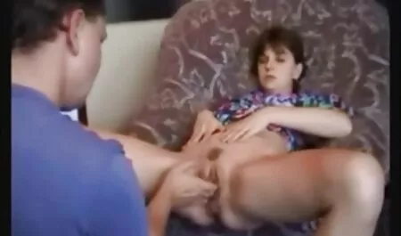 Een moeder verleidt de lust van haar seksfilms kijken legervriendje.