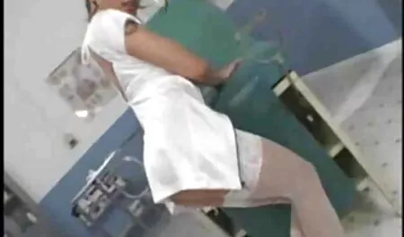 Samantha doet haar zwarte slipje uit op een romantische seksfilm manier uit haar strakke kutje.