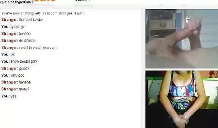 Meisje die ' s seksfilm 123 morgens onder de douche staat
