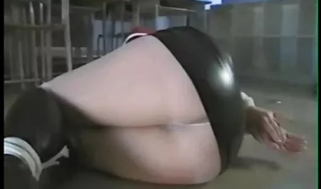 Na het Anaal, versier de mond van de seks film gratis geit met sperma.