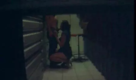De roodharige Lesbienne maakt bi seks films een rood rubber in deze spleet.