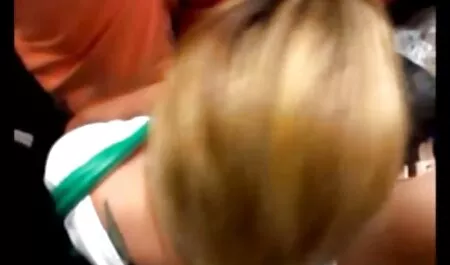 Een man met een eigenwijze persoonlijkheid die graag bi seks films een man draagt