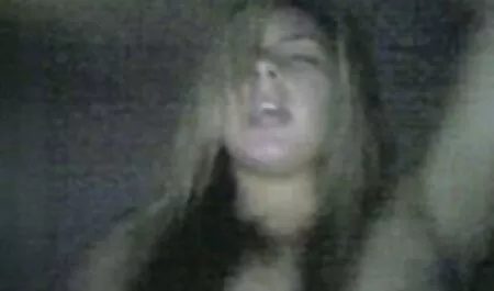De goede geit bezocht het glory hole en maakte gaten gratis seks film kijken