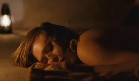 Drie free seksfilms lesbiennes omhelzen elkaar.
