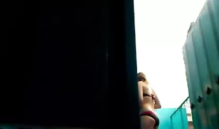 Vrouw seksfilms online voert diepe taalkunde uit.