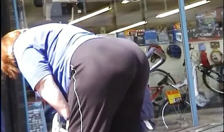 Een vrouw met mooie borsten trekt eerst haar man naar de oma seksfilm voorkant van de camera.