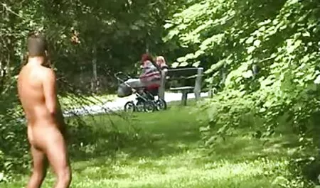 Twee meisjes zullen Lamor de Torris seksfilm trio proeven.