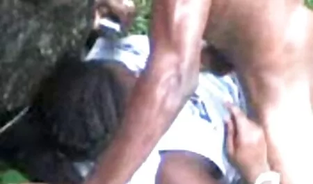 Clit Piercing helpt om een gratis seksfilm 123 meisje in de natuur te masturberen.
