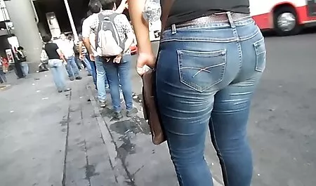 Doe je mooie kleren aan voor de lesbische seksfilms camera.