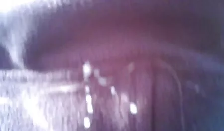Babe in de douche speelt trio seksfilms met dildo