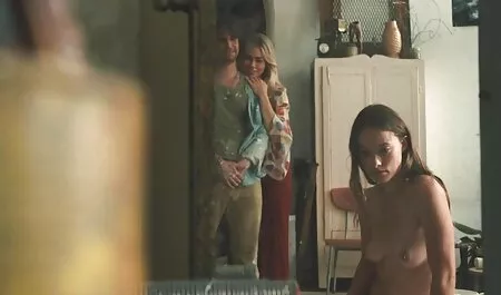Rode tante kleedde zich om in de bosjes. gratis korte seksfilms