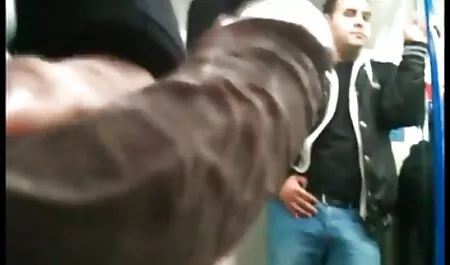 De leraar schopt de dame in beide gratis seksfilms bekijken gaten.