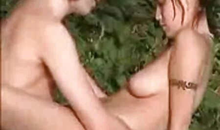 Hij geeft de bruid een tepel seksfilms gratis en stopt munt in haar mond.