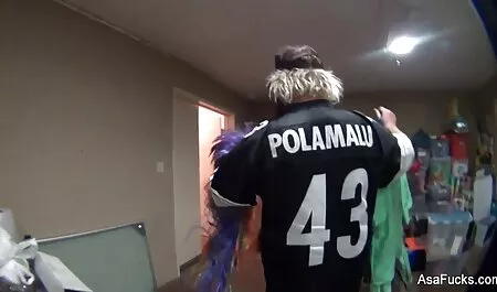 Het is de keel tong voor een man in massage seksfilm het toilet.