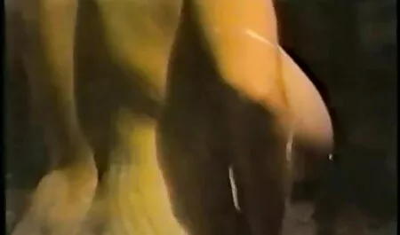 Nika zit op de gootsteen met youtube seksfilms haar benen en wrijft over haar hoed.