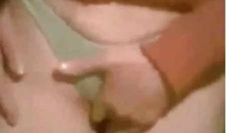 Ze duwde de jonge Lisa in vlaamse seksfilms het gat en het sperma blijft op haar gezicht.