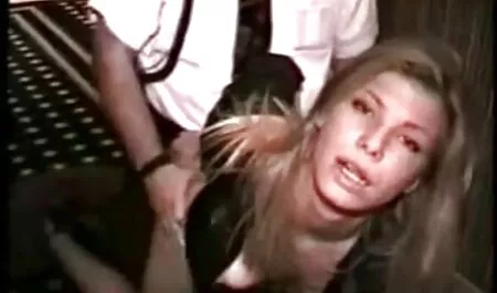 Drieling in de badkamer lesbische seksfilm met een blonde