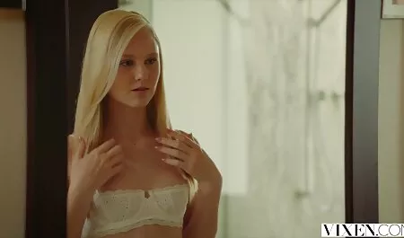 Mooie Julia behandelt een erotische seksfilms lul.