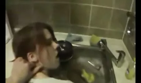 Boze naakte kont rijdt en masseert seksfilms kijken haar kleren.