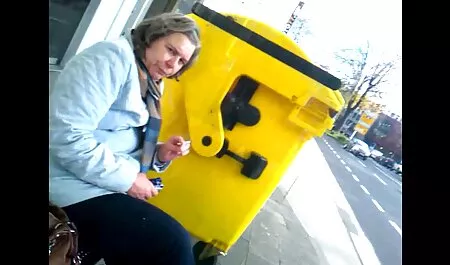De oude oma seksfilm buur schudt de jongen