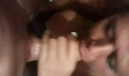 Eerst verplettert ze zachtjes de clit tussen trio seksfilms haar gezwollen lippen.