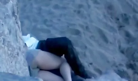 Leden van vreemden gratis seksfilm beffen maakten het meisje niet bang.