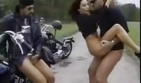 Om het rapport door te geven, kim holland seksfilms kwam de baas het kantoor binnen.
