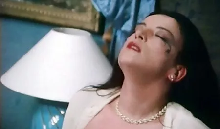 Na gratis lesbische seksfilms het inslikken van het sperma uit de tong