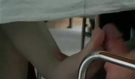 De man met een vriendin gaf hem gratis seksfilms kijken een koe.