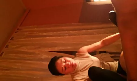 Een goed meisje neuken met seksfilms trio een harde Broek op haar gezicht