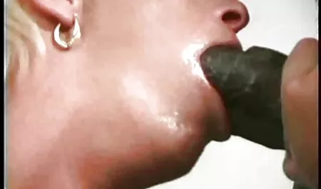 curvy nastya ziet graag poesjes na het seksfilm lesbisch zuigen