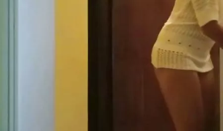 Assistent in de badkamer gaf zich kale Oude man over seksfilms online
